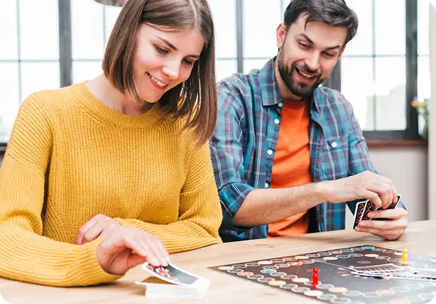 Koppel dat samen een bordspel speelt tijdens een ontspannen spelavond.