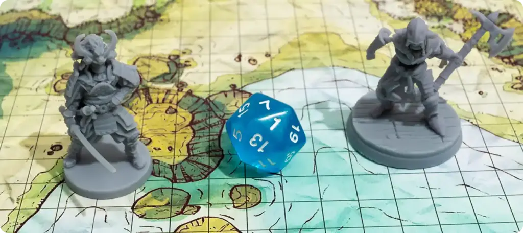 Fantasy tafelrollenspelkaart met miniaturen en veelhoekige dobbelstenen die voor rollenspellen worden gebruikt.
